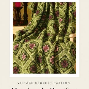 Op de afbeelding: Een gehaakte deken met een herhalend vierkant motiefpatroon in saliegroen, olijfgroen en donkergroen, met een centraal roze bloemmotief in elk vierkant. De tekst VINTAGE CROCHET PATTERN en Handmade Comfort staat hieronder weergegeven.
