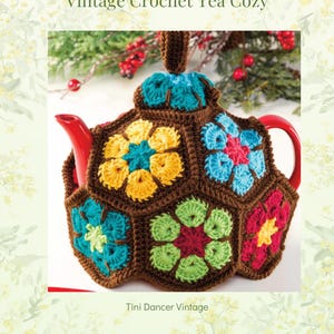 Pode incluir: Uma capa de crochê marrom para bule com um padrão hexagonal e motivos florais coloridos em amarelo, azul claro, verde-limão e rosa escuro. A capa cobre um bule vermelho e possui uma alça de crochê marrom no topo. O texto diz Vintage Crochet Tea Cozy e Tini Dancer Vintage.