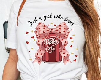 Juste une fille qui aime le Dr Pepper PNG, Sublimation drôle d'amant de soda avec le noeud rose des cliparts, Dr Pepper rétro, Coquette Saint-Valentin
