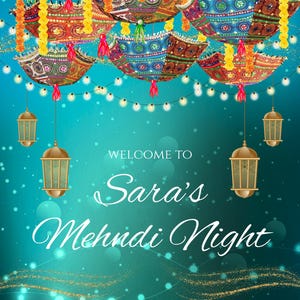 Może przedstawiać: Turkusowe tło z dekoracyjnymi parasolami, lampionami i łańcuchami świetlnymi. Tekst "WELCOME TO Sara's Mehndi Night" jest wyświetlany białym skryptem. Parasole są ozdobione kolorowymi wzorami i frędzlami.