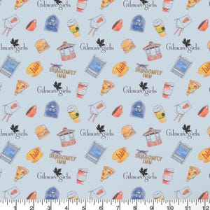 Pu&ograve; includere: Tessuto azzurro con un motivo ripetuto di illustrazioni a tema Gilmore Girls. Il design include tazze di caff&egrave;, fette di pizza, hamburger e l'insegna Dragonfly Inn. Sono presenti anche i testi "Gilmore Girls" e "Lukes".