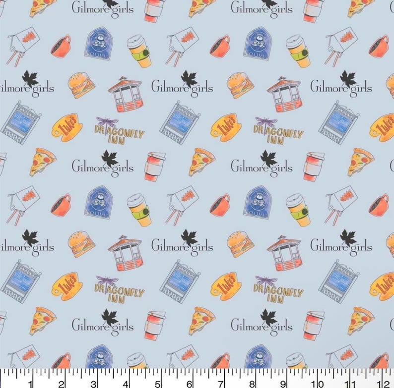 Pu&ograve; includere: Tessuto azzurro con un motivo ripetuto di illustrazioni a tema Gilmore Girls. Il design include tazze di caff&egrave;, fette di pizza, hamburger e l'insegna Dragonfly Inn. Sono presenti anche i testi "Gilmore Girls" e "Lukes".