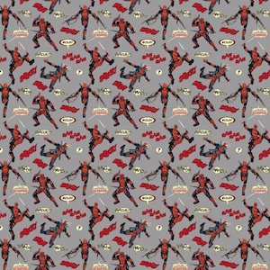 Puede incluir: Patrón repetitivo con el personaje Deadpool de Marvel Comics en varias poses de acción. El diseño incluye bocadillos con frases como "Smack!" y "Wahood!" sobre un fondo gris. El personaje lleva un traje rojo y negro.