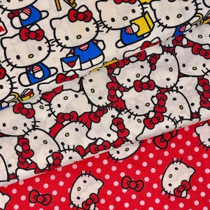 Puede incluir: Una tela blanca con un patrón repetitivo de personajes de Hello Kitty con trajes azules y lazos rojos, junto a una tela roja con lunares blancos y pequeñas caras de Hello Kitty. El diseño incluye varios iconos con temática escolar.
