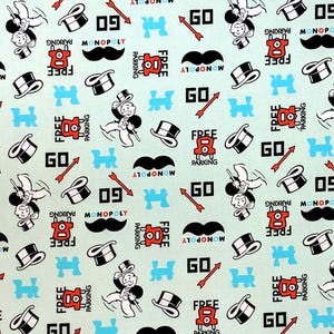 Może przedstawiać: Jasnoniebieska tkanina z powtarzającym się wzorem grafik o tematyce Monopoly. Projekt zawiera cylindry, wąsy, mężczyznę Monopoly, strzałki, słowo "GO", "FREE PARKING" i numer "09".