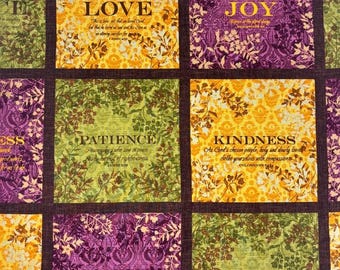Könnte beinhalten: Ein Stoffpaneel mit einem Raster aus gelben, violetten und grünen Quadraten. Jeder Block zeigt ein Wort wie LOVE, JOY, PATIENCE, KINDNESS, FAITHFULNESS und GENTLENESS, begleitet von Blumenmustern und klein gedrucktem biblischem Text.