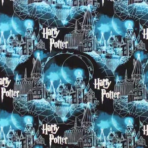 Op de afbeelding: Een herhalend patroon met de tekst "Harry Potter" in witte letters. Het ontwerp bevat witte lijntekeningen van kastelen en gloeiende blauwe bollen tegen een zwarte achtergrond. Het algemene thema is fantasie.