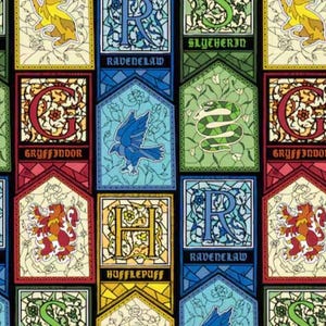 Op de afbeelding: Een herhalend patroon met de wapens van de Hogwarts-huizen: Griffoendor, Ravenklauw, Zwadderich en Huffelpuf. Elk wapen is omlijst in een glas-in-loodstijl met levendige kleuren en gedetailleerde afbeeldingen, waaronder dieren en huisinitialen.