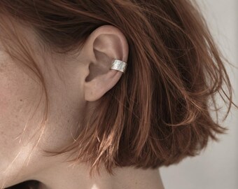 Bague d’oreille en argent massif martelé – Ear cuff minimaliste sans piercing fait main à Paris