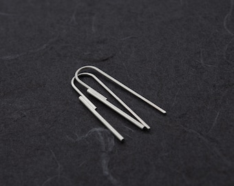 Boucles d'oreilles en argent 925 fabriquées à la main |  finitions mates et brillantes |  pendantes et minimalistes