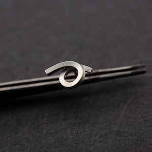 Open circle pin brooch in silver Brushed matte