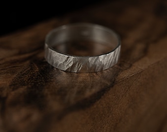 Bague martelée en argent martelée