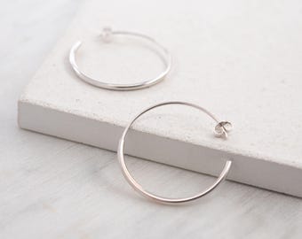 Boucles d'oreilles créoles élégantes en argent pour tous les jours, fabriquées à la main à Paris.