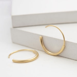 Open hoop earrings gold, everyday hoops, modern look image 6