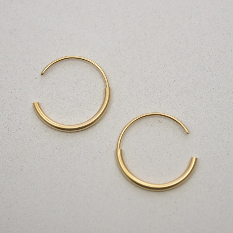 Open hoop earrings gold, everyday hoops, modern look image 5