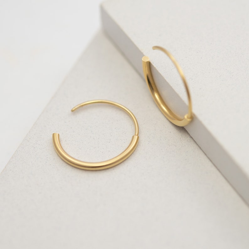 Open hoop earrings gold, everyday hoops, modern look image 3