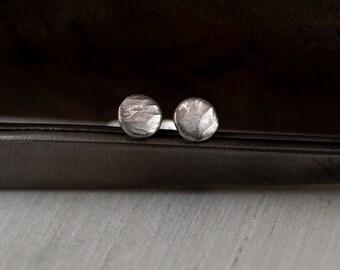 Boucles d’oreilles clous martelées en argent – Petits cercles en argent massif – Bijou minimaliste fait main pour tous les jours