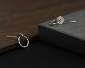 Boucles d'oreilles anneaux et disques entrelacés, Puces d'oreilles anneaux entrelacés fabriquées à Paris