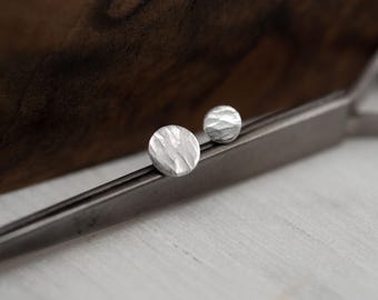 Boucles d'oreilles circulaires en argent texturé, fabriquées à la main - Puces d'oreilles minimalistes pour tous les jours, touche organique