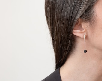 Boucles d'oreilles pendantes en argent, soie et larvikite, Boucles d'oreilles longues charmantes, Boucles d'oreilles pendantes avec pierres