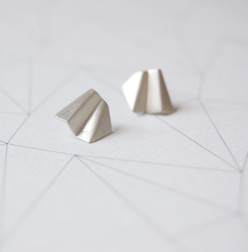 Folder stud earrings in silver image 1