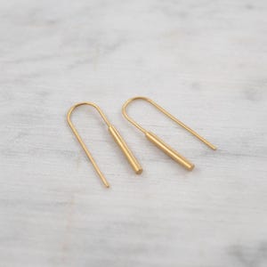 Minimalistiska örhängen i guld med tråd – Moderna cylindriska hängande örhängen för vardagsbruk – Eleganta handgjorda smycken