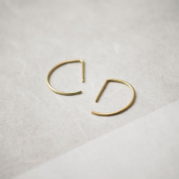 Open hoop earrings in gold,  Half hoops