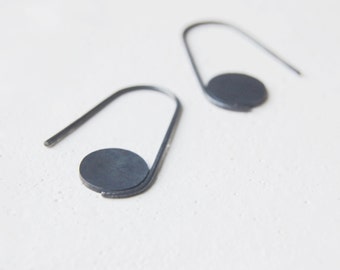 Orecchini a cerchio aperti in argento ossidato con un punto
