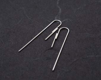 Boucles d'oreilles longues et minimalistes en argent à porter au quotidien.