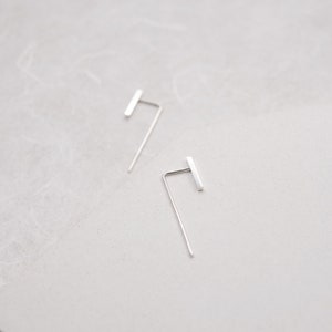 Minimalist bar ear-jackets in silver image 9