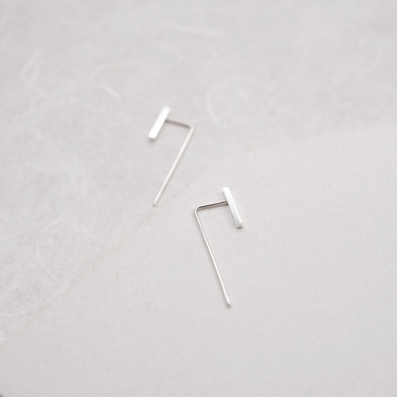 Minimalist bar ear-jackets in silver image 9