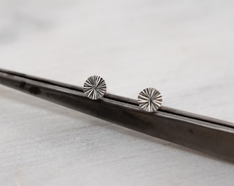 Puces d’oreilles en argent massif 925 gravées à la main – bijoux minimalistes 5 mm