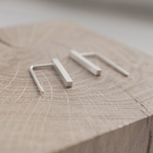 Double sided earrings in silver. Bar threaders