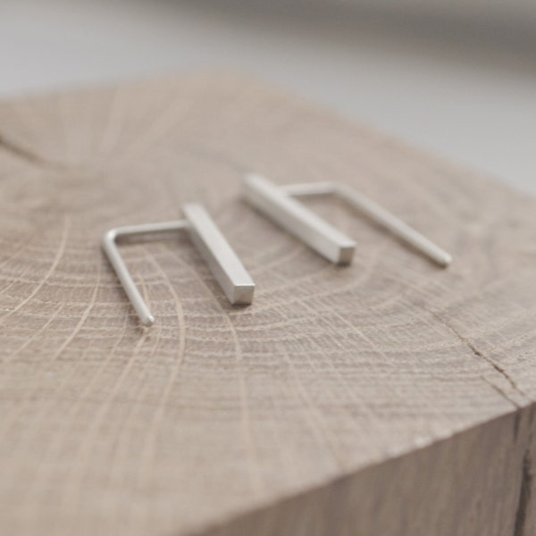 Double sided earrings in silver. Bar threaders