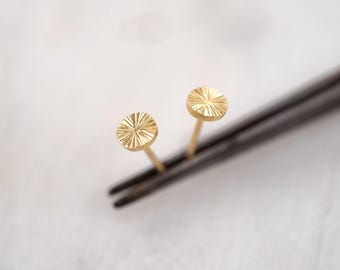 Puces d’oreilles rondes en or gravées à la main : bijoux délicats et lumineux pour le quotidien