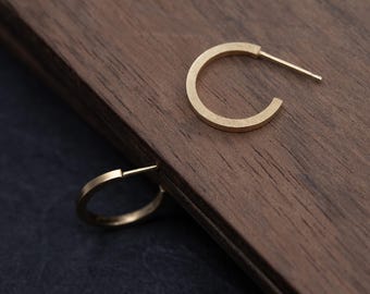 Pendientes pequeños de aro en oro vermeil: joyas minimalistas para el día a día.