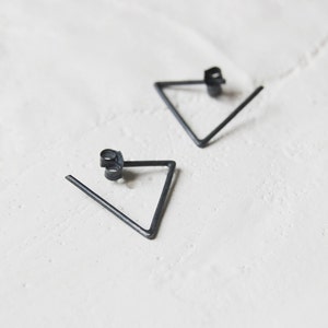 Orecchini a cerchio aperti triangolari in argento. Cerchi aperti triangolari in argento ossidato. Orecchini a cerchio geometrici.