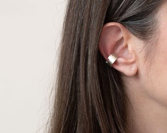 Minimalistisk örhänge i sterlingsilver – Handgjorda smycken utan piercing för vardagsstil