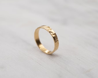 Bague en vermeil martelé faite à la main : une alliance texturée pour un usage quotidien.