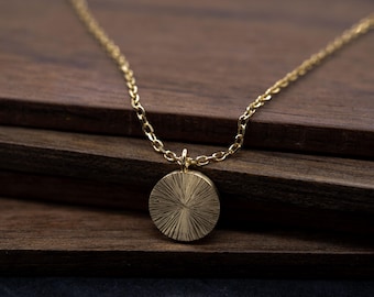 Collier Médaillon en Or – Talisman Gravé à la Main, Créé à Paris – Cadeau Plein de Sens pour Elle