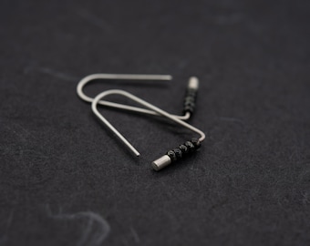 Boucles d’oreilles triangle en argent avec perles Miyuki : Créoles minimalistes faites main à Paris