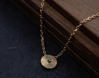 Collier en vermeil or gravé à la main : pendentif soleil rond, bijoux minimalistes fabriqués à Paris