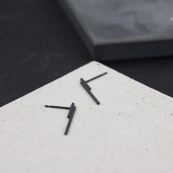 Parallel lines earrings in oxidized silver