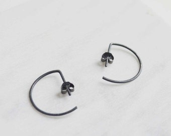 Boucles d'oreilles créoles minimaliste en argent noirci