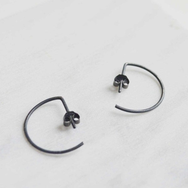 Medium open hoops earrings in oxidized silver