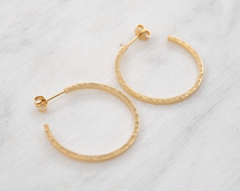 Créoles dorées martelées en vermeil 24k, bijoux faits main à Paris – boucles d’oreilles élégantes et légères pour un éclat au quotidien.