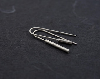 Boucles d’oreilles dépareillées en argent – Création artisanale, minimaliste et moderne