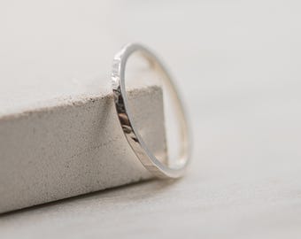 Alliance fine martelée en argent massif, faite main à Paris pour un mariage minimaliste