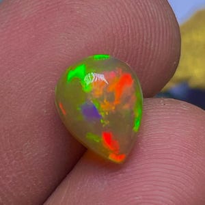 Opale etiope: Opale multi-fuoco a cabochon a forma di pera, 1,15 carati