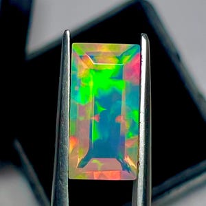 2,70 karaat gefacetteerde Ethiopische opaal edelsteen: Rechthoekige meerkleurige opaal 14x7x5 mm